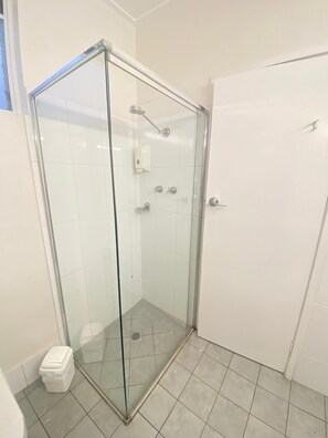 Desk, iron/ironing board, free WiFi, bed sheets - Cobb Inlander Motel (Hay)