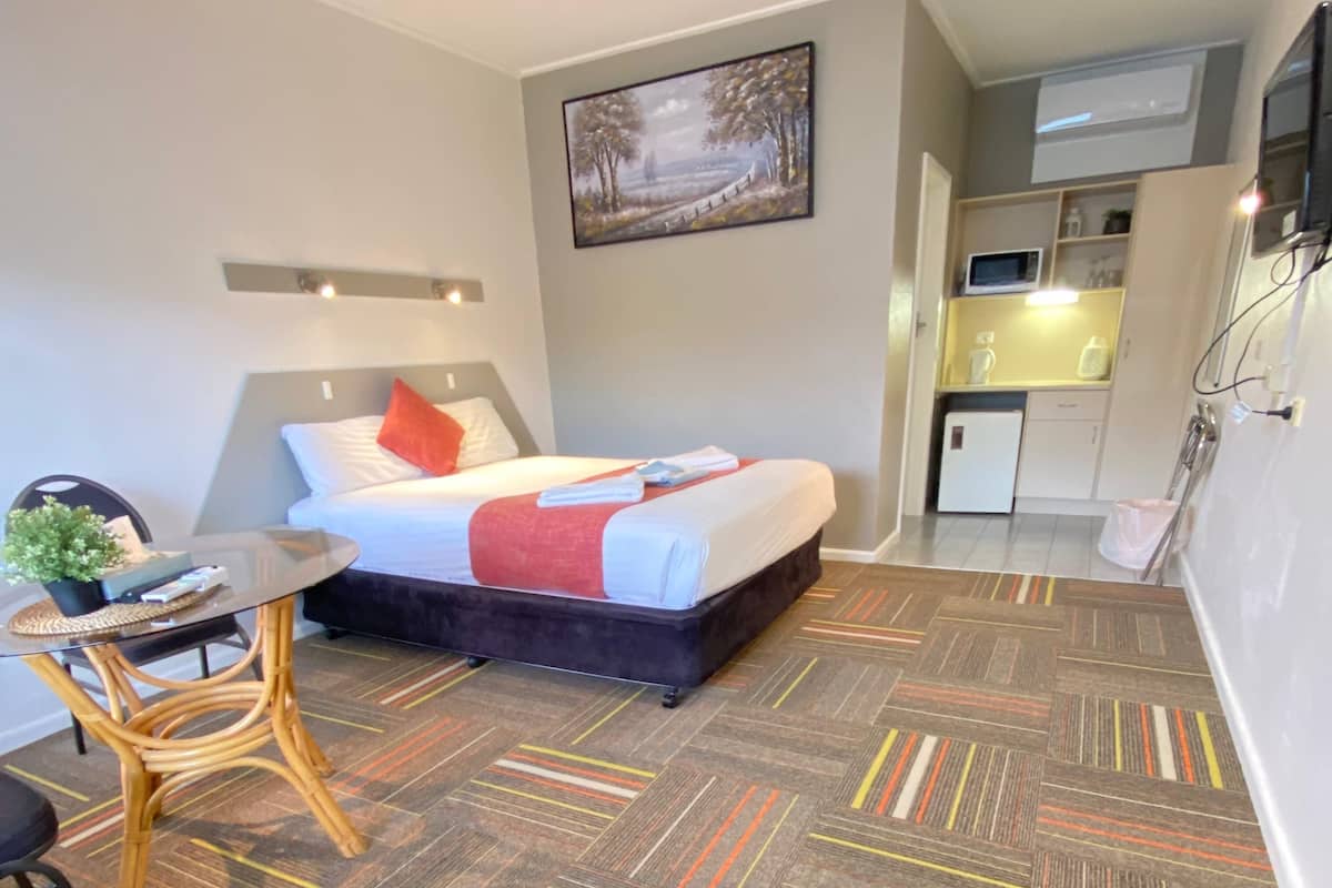 Habitación estándar doble, 1 cama de matrimonio | Escritorio, tabla de planchar con plancha, wifi gratis y ropa de cama