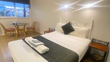 Escritorio, tabla de planchar con plancha, wifi gratis y ropa de cama