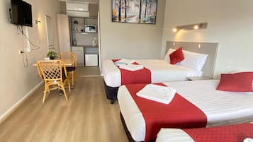 Perhestudio, tupakointi kielletty (Family Standard Room) | Työpöytä, silitysrauta/-lauta, ilmainen Wi-Fi, vuodevaatteet