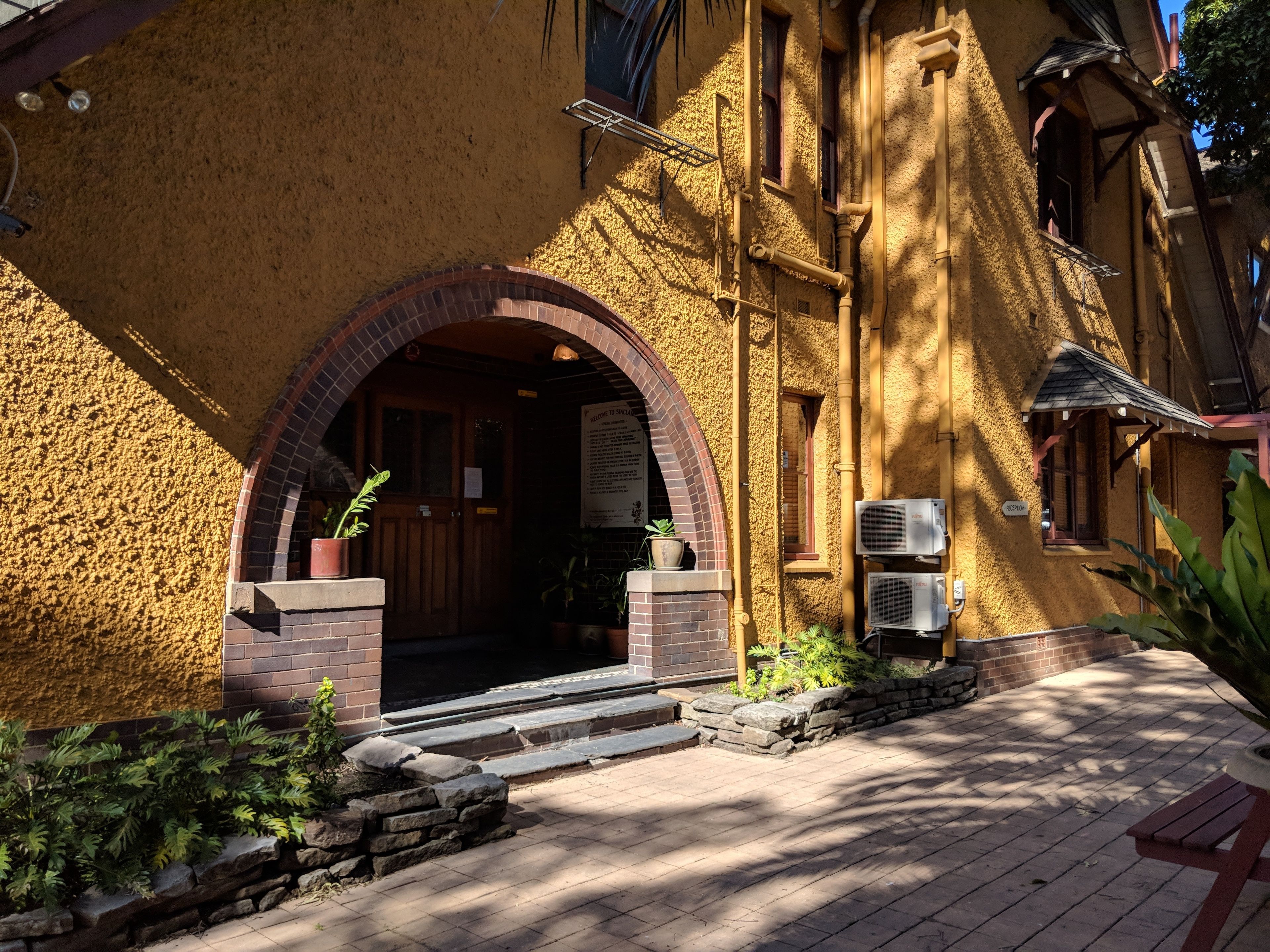 Pintu masuk properti