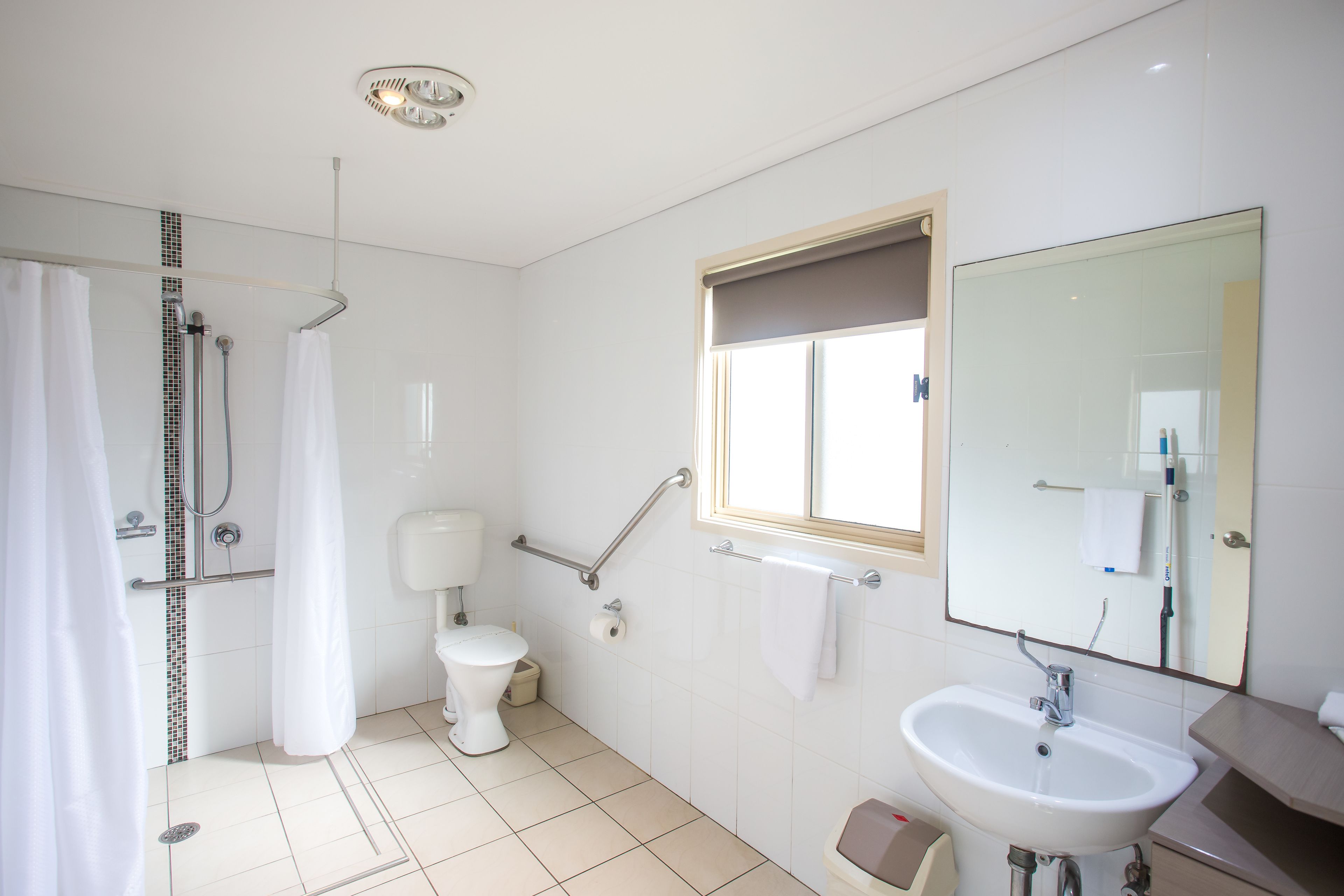 Un bagno moderno con doccia, wc e lavandino.