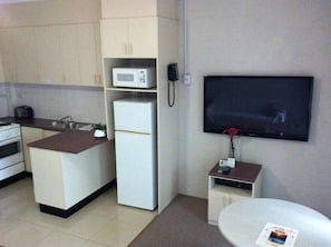 Twin Room | Private kitchen | Full-size fridge, microwave, coffee/tea maker, electric kettle
