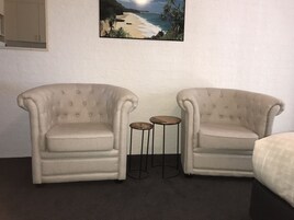 套房 (Hot Deal) | 起居区 | 32-厘米液晶电视（配备数码频道）、电视、DVD 播放器