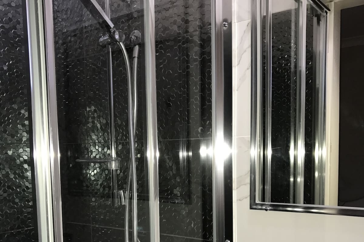 Family Apartment | Bathroom shower