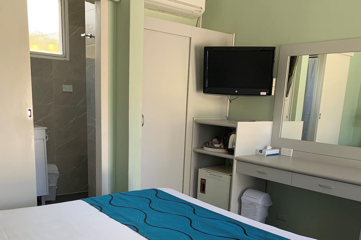 Minibar, desk, soundproofing, iron/ironing board