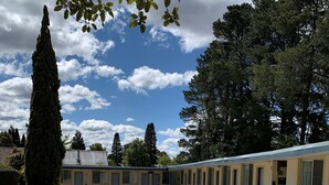 A row of motel rooms with a parking lot in front. - High Mountains Motor Inn (Blackheath)