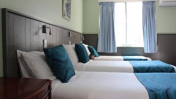 Familiekamer, 1 slaapkamer | Een minibar, een bureau, geluiddichte muren, een strijkplank/strijkijzer