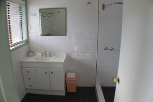 Escritorio, tabla de planchar con plancha, wifi gratis y ropa de cama 