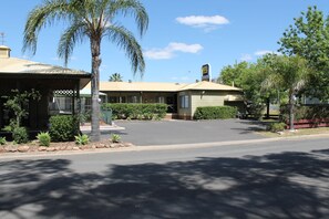 Front of property - Lake Forbes Motel (Forbes)