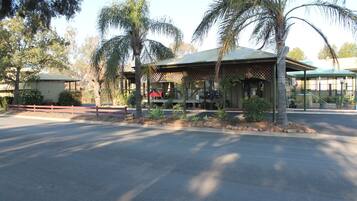 Vista frontal de la propiedad