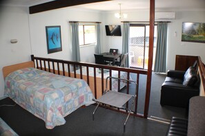 Large Family Room with Balcony - Lake Forbes Motel (Forbes)