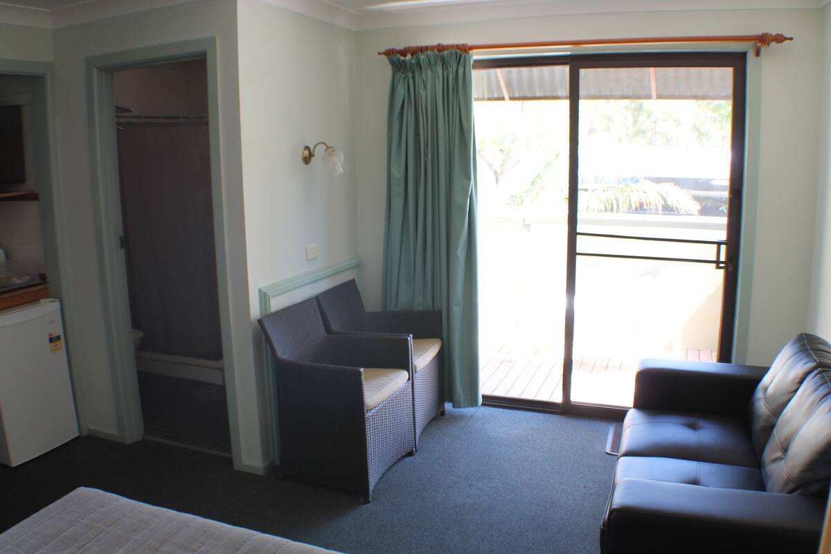 Deluxe Queen with Lake View | Desk, iron/ironing board, WiFi (free), bed sheets