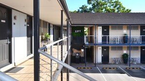 A hotel with a covered entrance, outdoor seating, and a sign that reads "LIFT". - Orana Motel Dubbo (Dubbo)