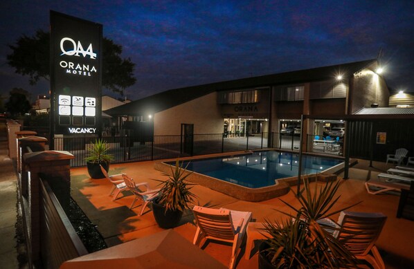 Piscina externa, espreguiçadeiras