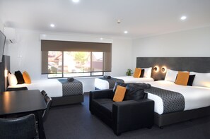 Executive Family Room | Desk, iron/ironing board, rollaway beds, free WiFi - Orana Motel Dubbo (Dubbo)