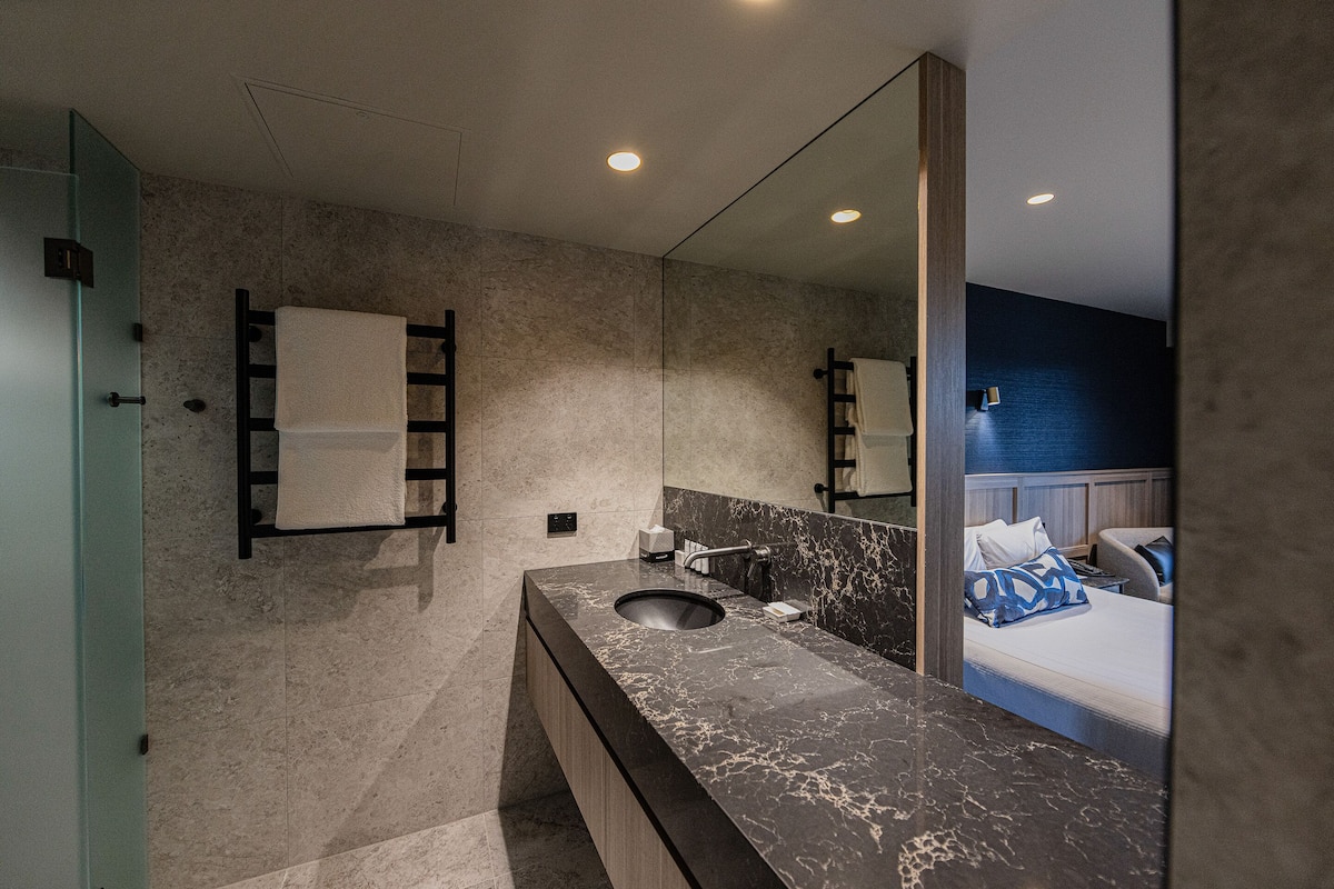 superior queen | bathroom | free toiletries, hair dryer, slippers, towels