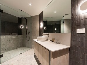 Suite superior | Baño | Artículos de higiene personal gratuitos, secador de pelo y zapatillas
