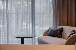 Superior Queen | 1 bedroom, premium bedding, in-room safe, desk - The Executive Inn (New Lambton)