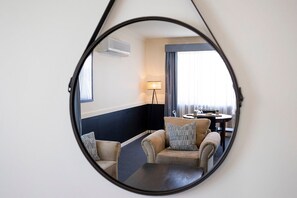 公寓 | 起居区 | 43-英寸纯平电视 （配备有线频道）、电视