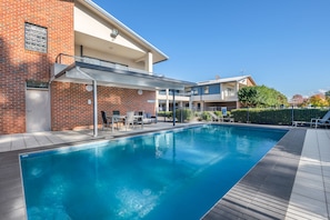 Outdoor pool, open 9:00 AM to 9:00 PM, pool loungers - Hawkesbury Race Club Motel (Clarendon)