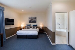 Executive Spa Suite | Minibar, individually furnished, desk, laptop workspace - Hawkesbury Race Club Motel (Clarendon)
