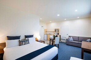 Minibar, individually furnished, desk, laptop workspace - Hawkesbury Race Club Motel (Clarendon)