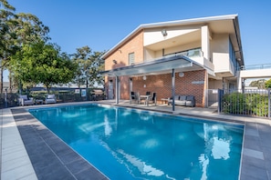 Outdoor pool, open 9:00 AM to 9:00 PM, sun loungers - Hawkesbury Race Club Motel (Clarendon)