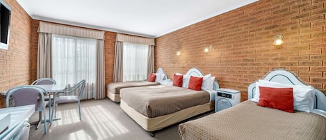 Family Room, Kitchenette | Peralatan tempat tidur premium, bar mini, meja, kalis bunyi