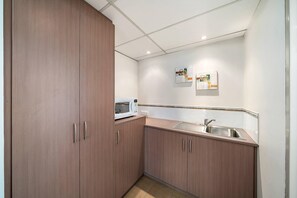 Deluxe Twin kamer | Luxe beddengoed, een minibar, een bureau, geluiddichte muren