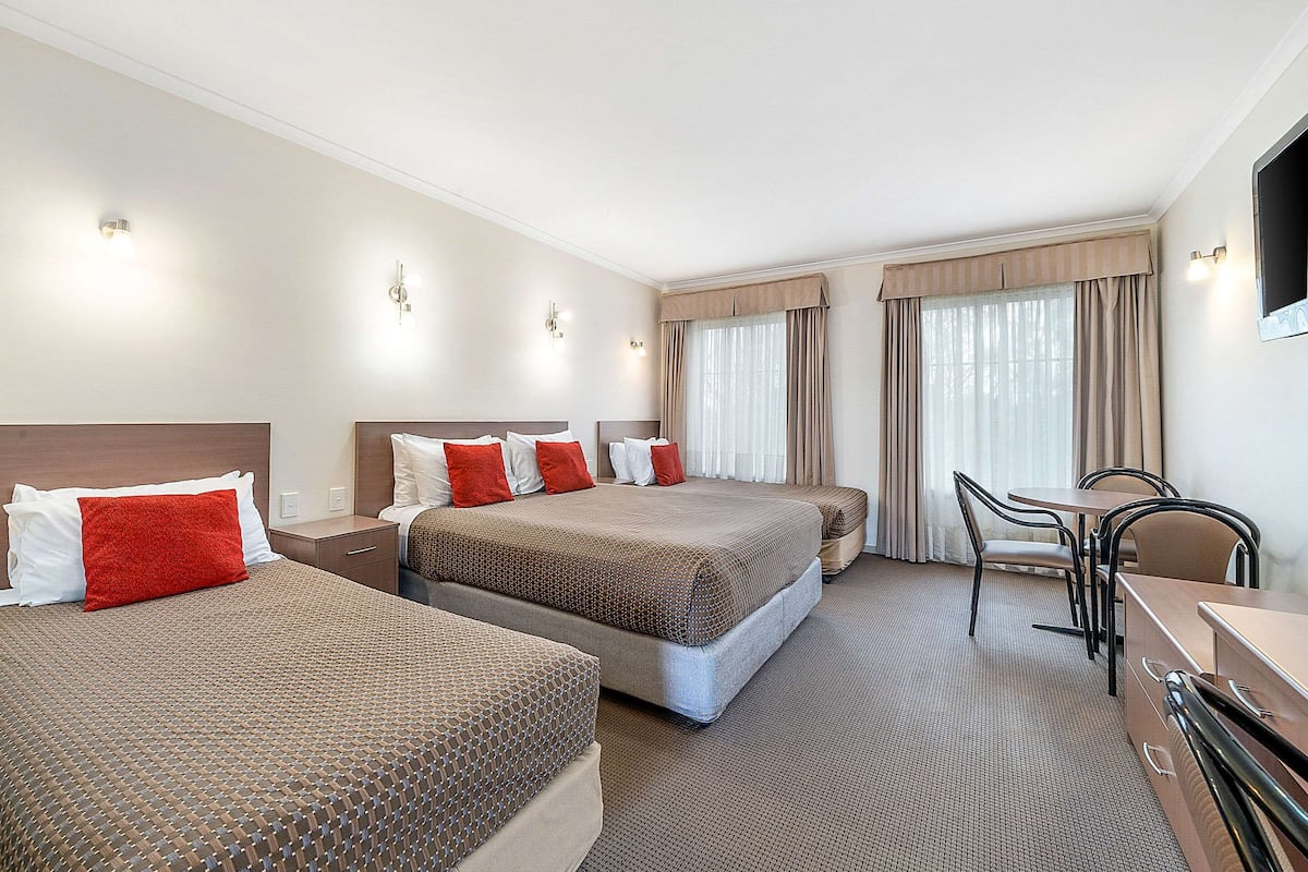 Familiekamer, kitchenette | Luxe beddengoed, een minibar, een bureau, geluiddichte muren