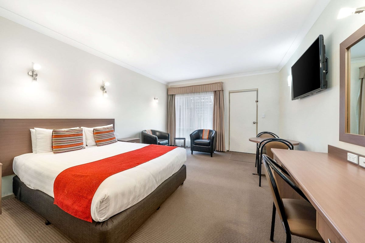 Deluxe kamer, 1 queensize bed | Luxe beddengoed, een minibar, een bureau, geluiddichte muren