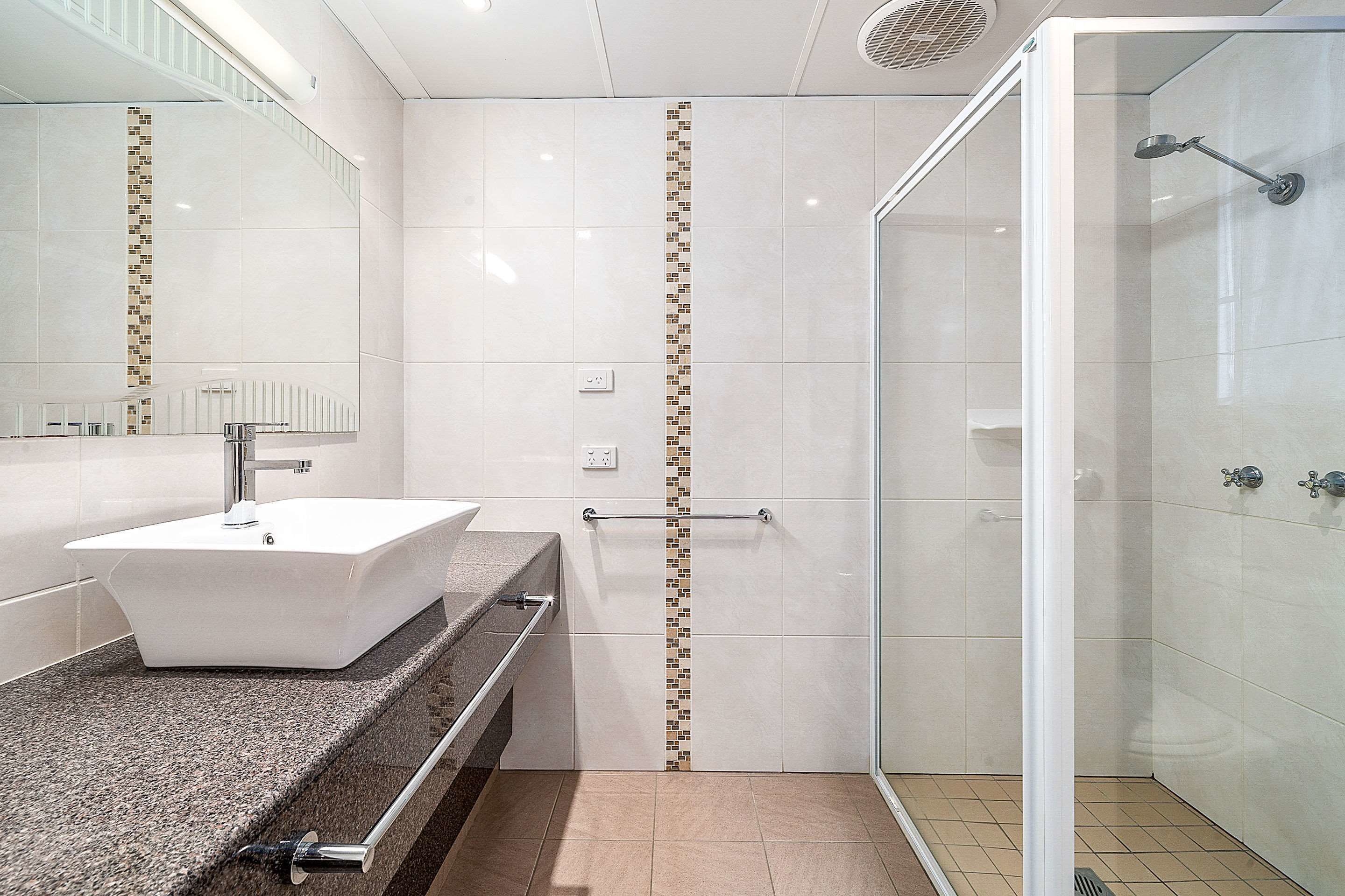 deluxe room, 1 king bed, non smoking | bathroom | shower, free toiletries, hair dryer, towels