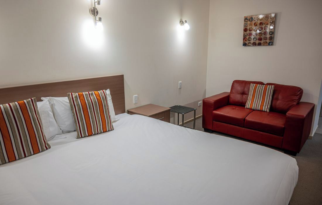 deluxe room, 1 king bed, non smoking | premium bedding, minibar, desk, soundproofing