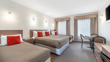 Familjerum - pentry | Sängtillbehör av högsta kvalitet, minibar, skrivbord och ljudisolering