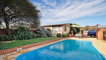 En säsongsöppen utomhuspool