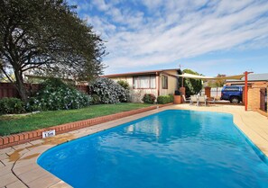 Una piscina al aire libre de temporada