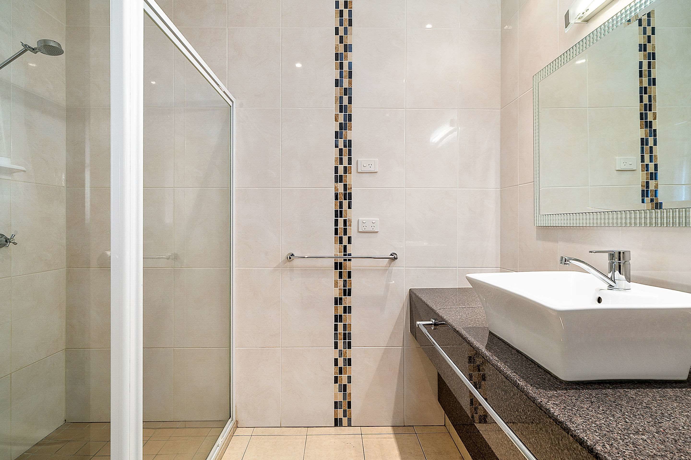 family room, kitchenette | bathroom | shower, free toiletries, hair dryer, towels