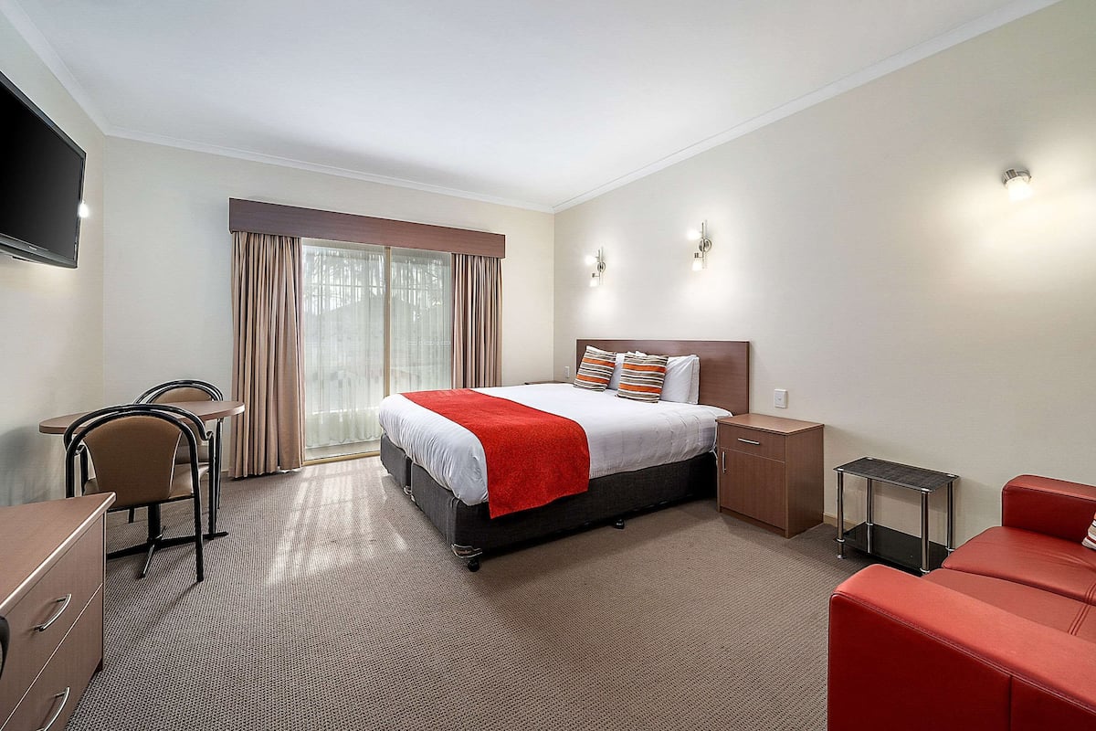 Deluxe kamer, 1 kingsize bed, niet-roken | Luxe beddengoed, een minibar, een bureau, geluiddichte muren