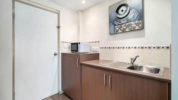 Kamar Deluks, 1 Tempat Tidur Queen | Seprai premium, minibar, meja kerja, dan kedap suara