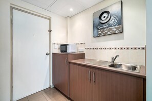 Ropa de cama de alta calidad, minibar y escritorio 