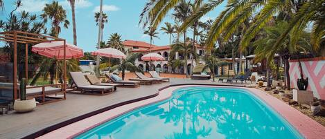 Außenpool, geöffnet von 07:00 Uhr bis 21:00 Uhr, Sonnenschirme