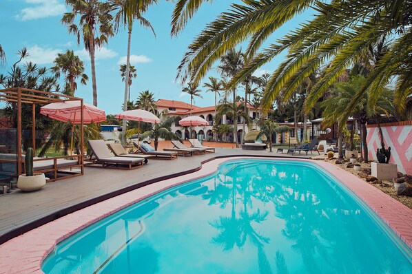 Piscina a l'aire lliure (horari: 07:00-21:00), para-sols i gandules 