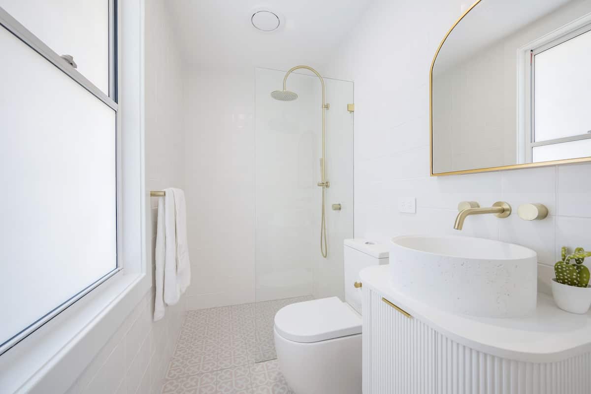 Premium villa | Badkamer | Een douche, gratis toiletartikelen, een haardroger, handdoeken