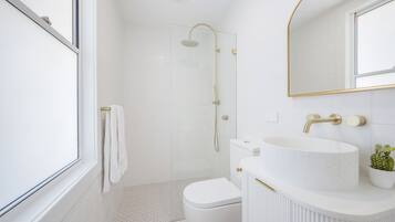 Premium villa | Badkamer | Een douche, gratis toiletartikelen, een haardroger, handdoeken
