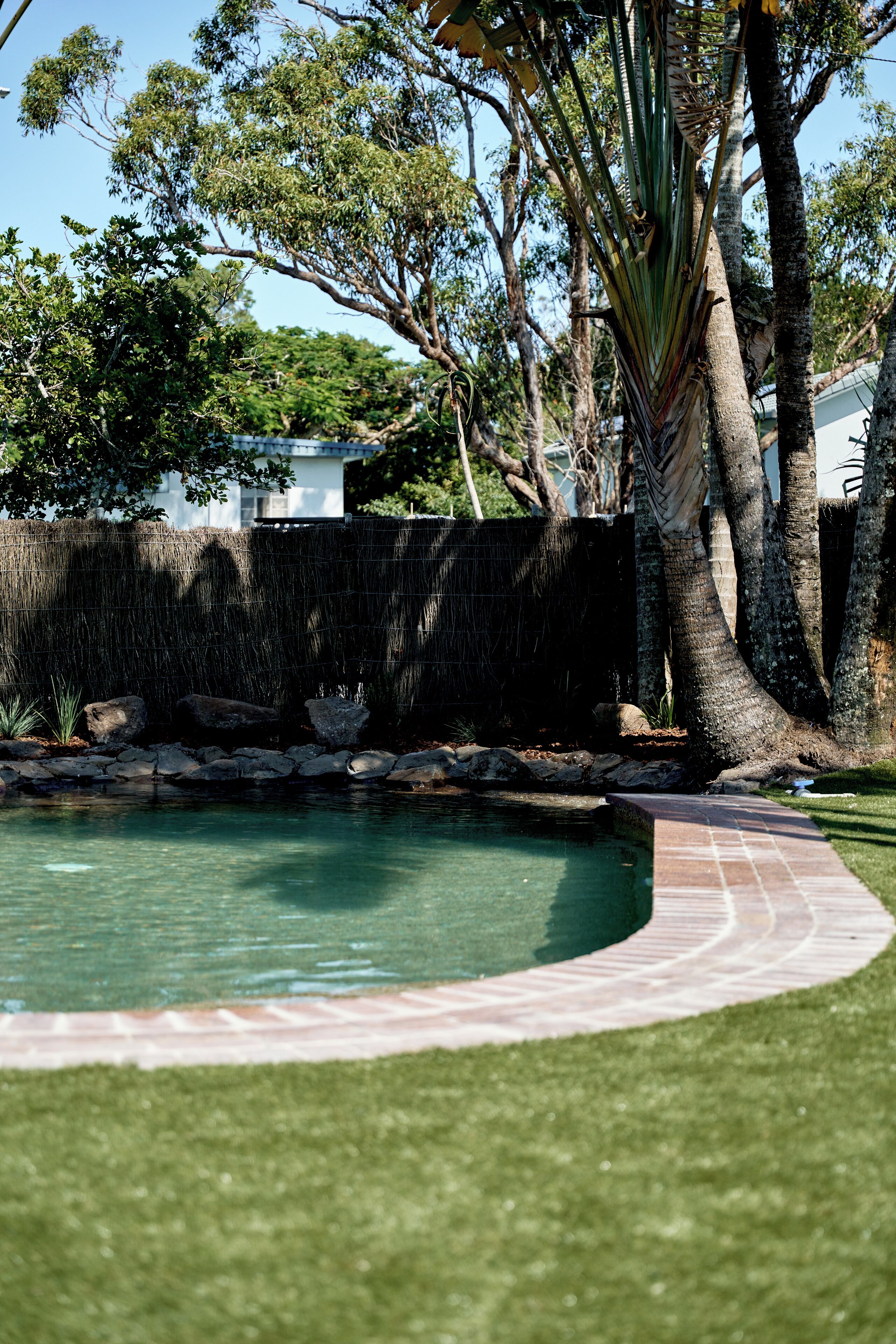 Piscine extérieure, parasols de plage, chaises longues