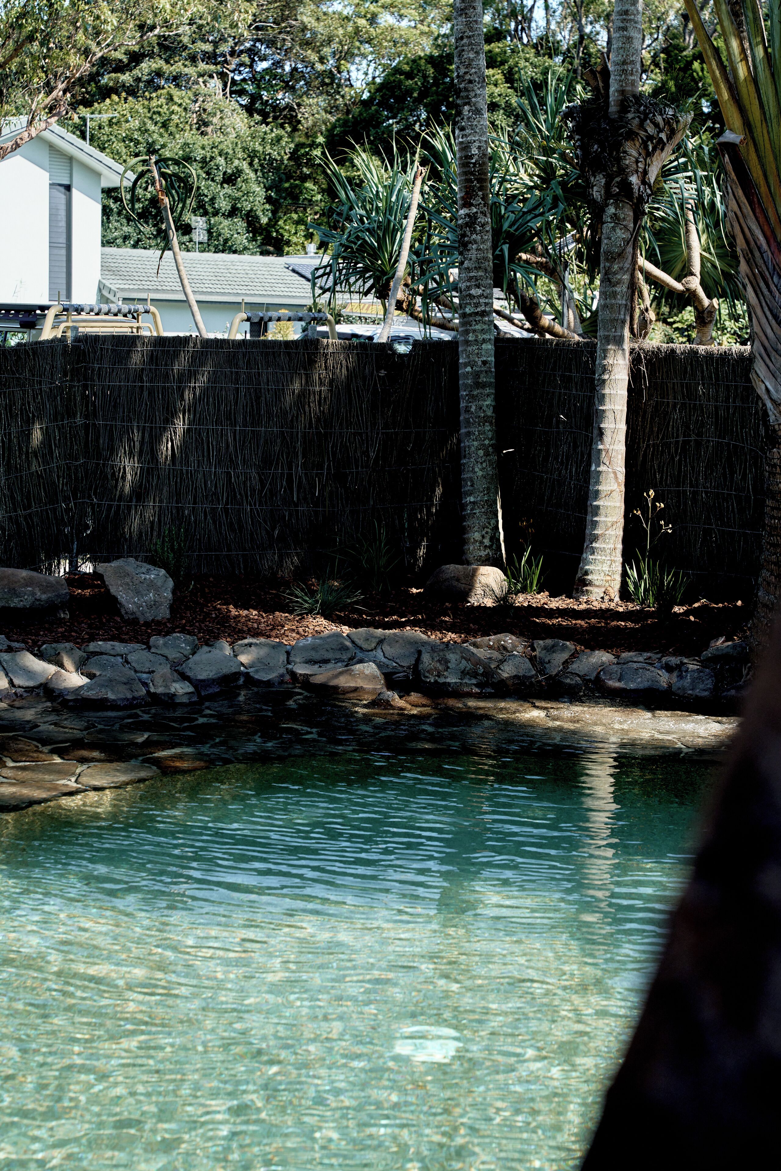 Piscina externa, guarda-sóis, espreguiçadeiras