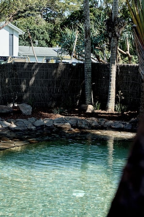 Piscina externa, guarda-sóis, espreguiçadeiras