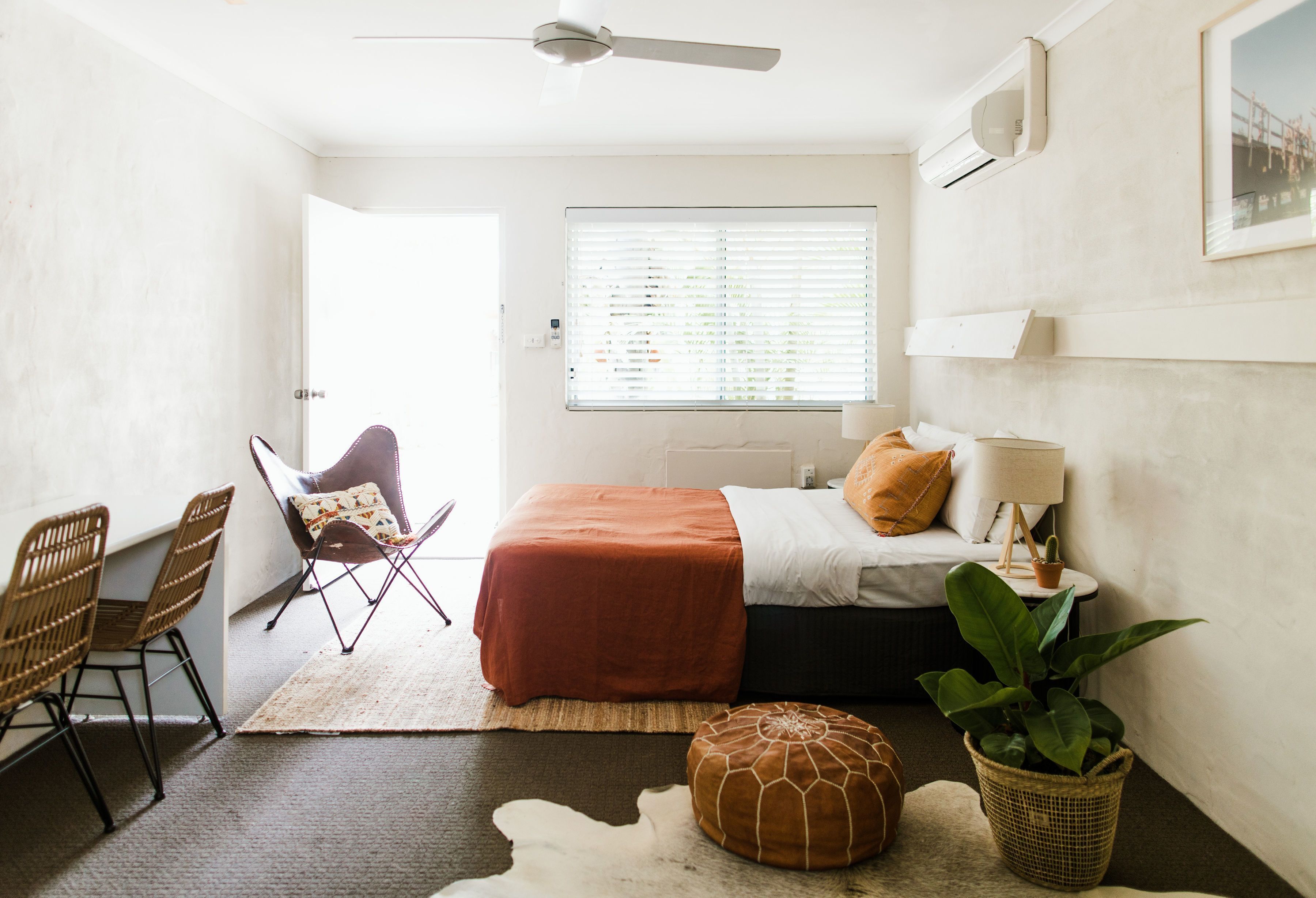 Desk, laptop workspace, iron/ironing board, free WiFi