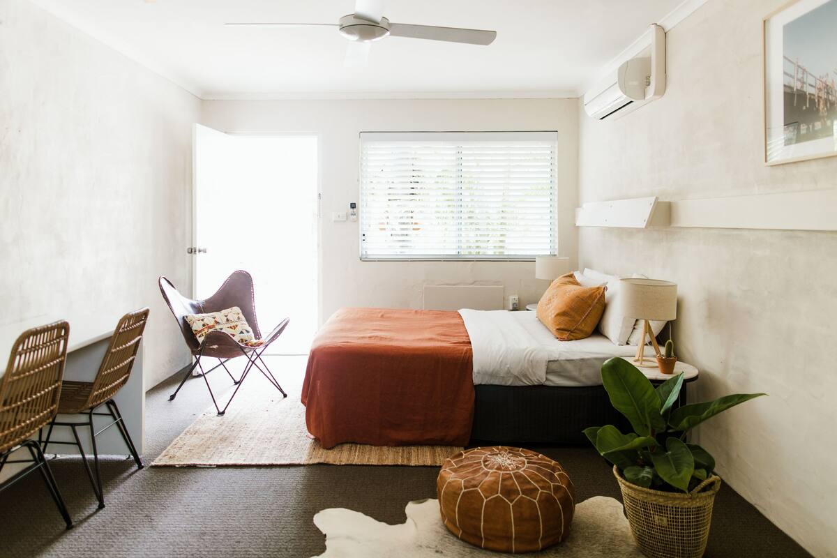 Desk, laptop workspace, iron/ironing board, free WiFi